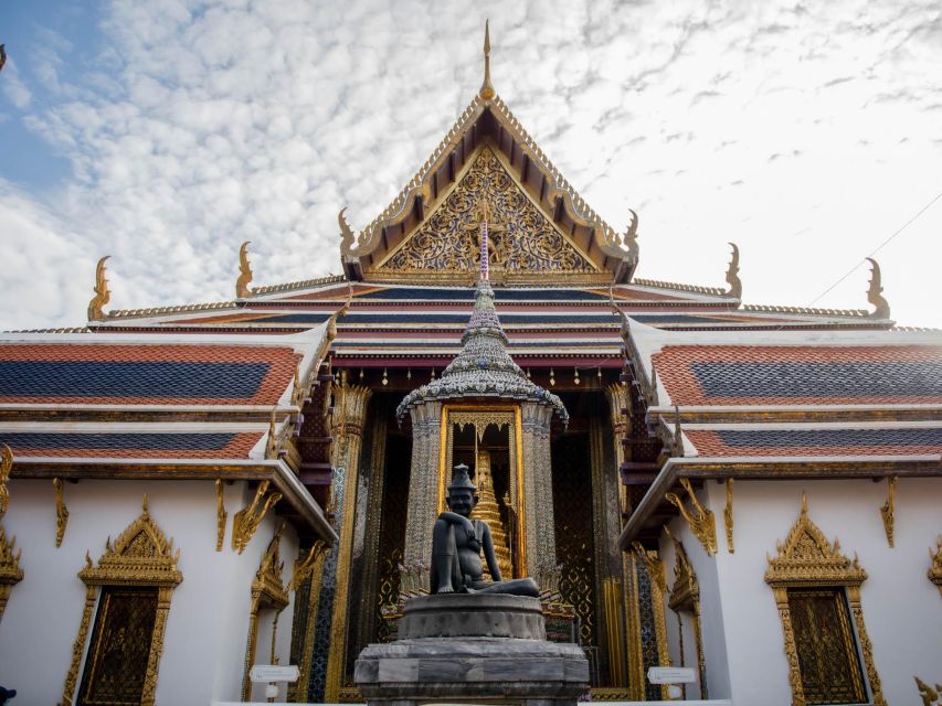 Bangkok: Grand Palace and Wat Arun Guided Walking Tour - Crossing the Chao Phraya by ferry