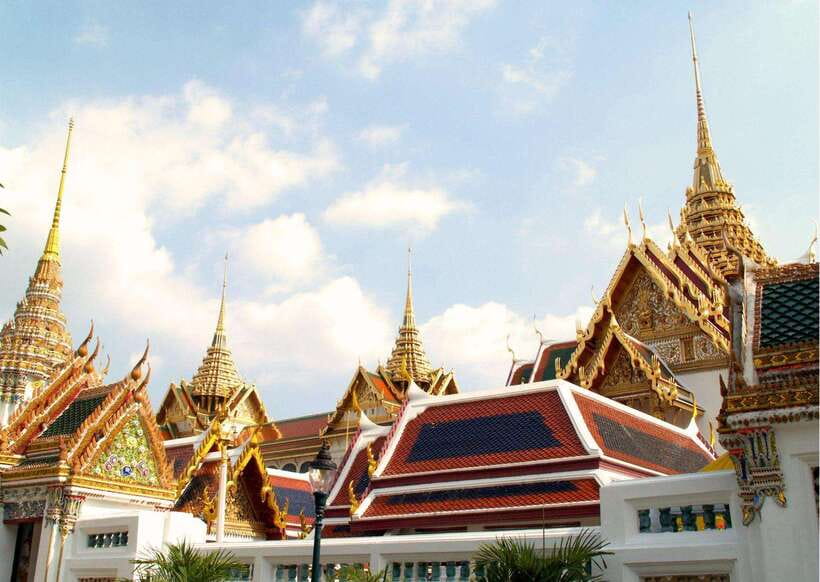 Bangkok: Grand Palace & Emerald Buddha Entry with Audioguide - Entering the Grand Palace with priority admission