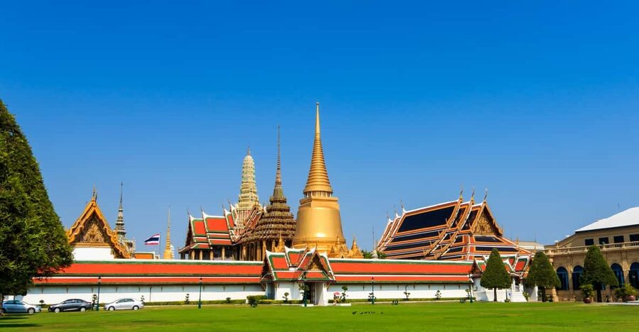 Bangkok: Grand Palace Skip-the-Line Entry Ticket - Arriving at Mani Nopparat Gate