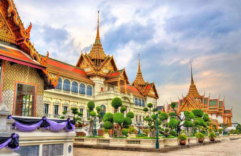 Bangkok: Grand Palace, Wat Pho, Wat Arun and Wat Sa Ket Tour - The final climb at Wat Sa Ket