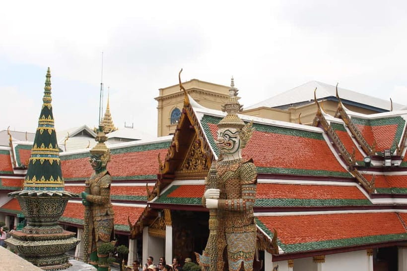 Bangkok: Grand Palace, Wat Pho, Wat Arun Sacred & Local Tour - A tuk-tuk connection to Wat Pho