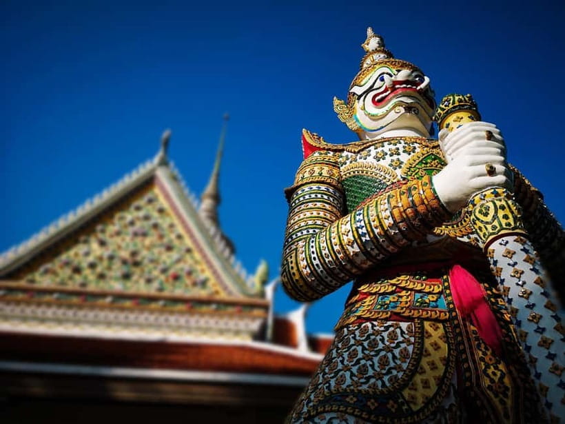 Bangkok: Grand Palace, Wat Pho, Wat Arun Sacred & Local Tour - Pak Khlong Talat brings the tour back to daily Bangkok