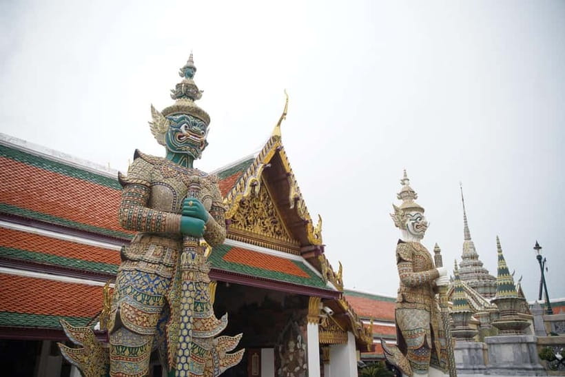 Bangkok: Grand Palace, Wat Pho, Wat Arun Sacred & Local Tour - What the guide adds to the experience