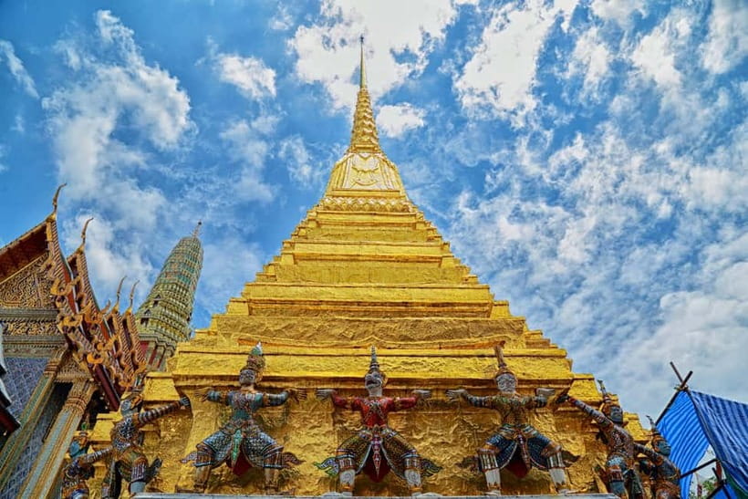 Bangkok: Grand Palace, Wat Pho, Wat Arun Sacred & Local Tour - A 20-minute boat ride into Bangkok’s old center