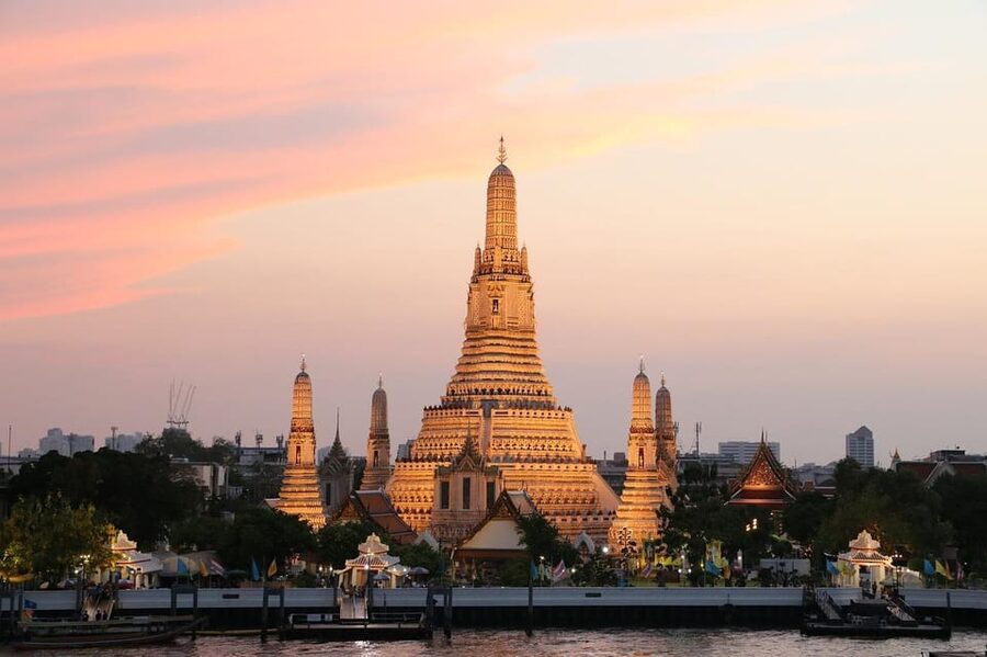 Bangkok: Grand Palace, Wat Pho & Wat Arun Tour in Italian - Crossing to Wat Arun