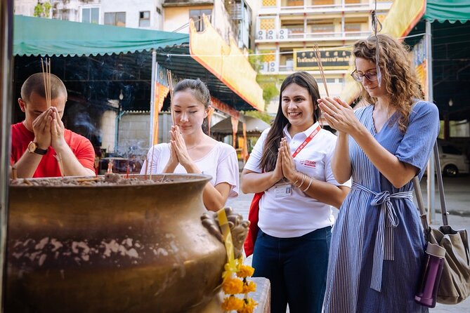 Bangkok Hidden Gems: Talad Noi, Chinatown & Street Food Tour - Crossing into Chinatown changes the mood