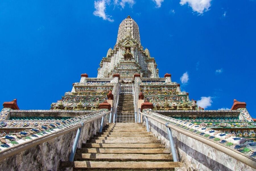 Bangkok: Historical Temples Tour & Hidden Bar at Sunset - Walking between the temples, with one important warning