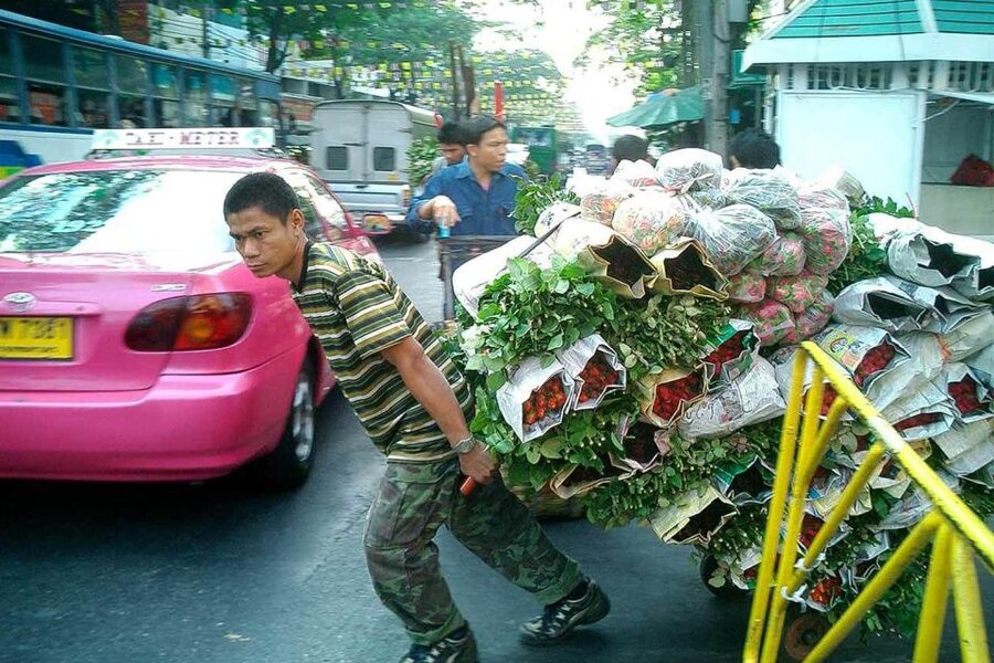 Bangkok: Historical Temples Tour & Hidden Bar at Sunset - Pak Khlong Talat, Bangkok’s flower market at street level