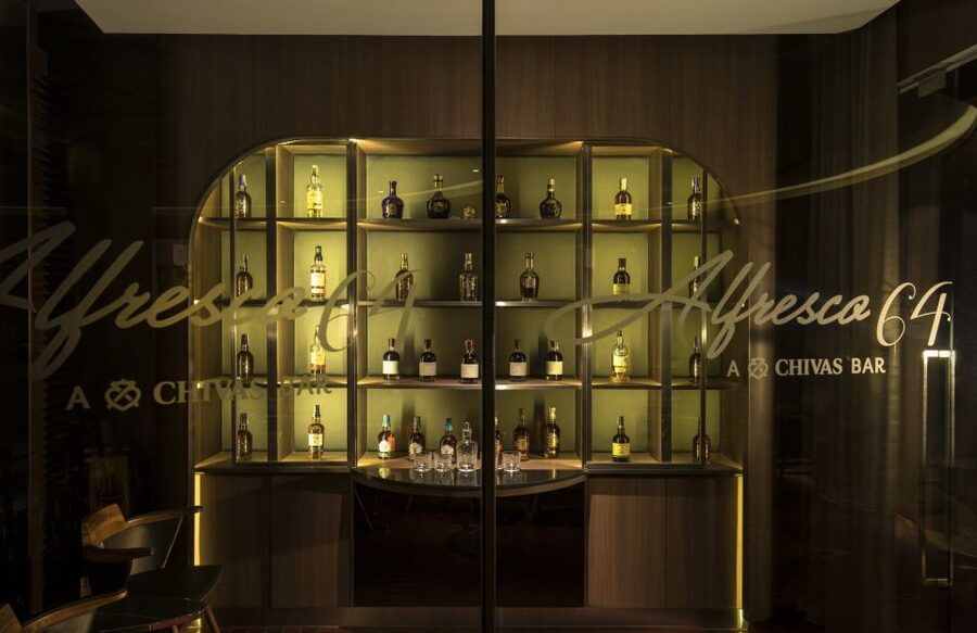 Bangkok: Lebua Rooftop Bar Reservation & Round-Trip Transfer - Booking flexibility and small practical details