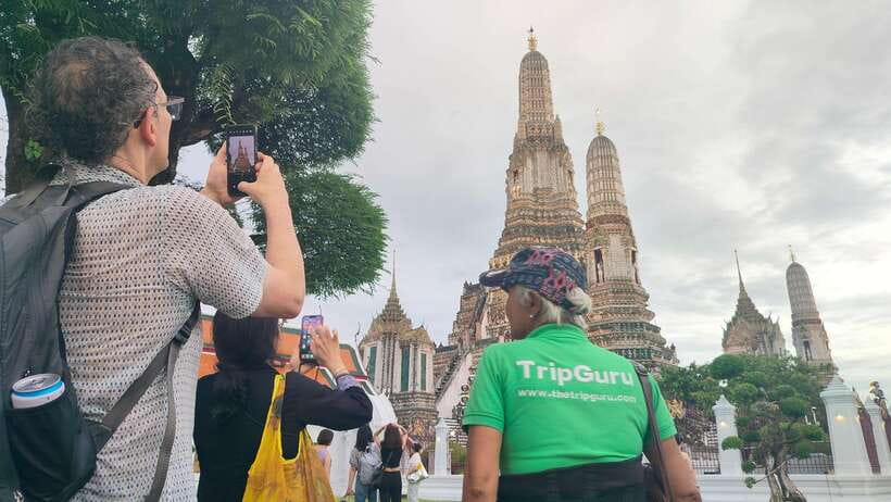 Bangkok: Longtail Boat Canal Tour to Wat Arun - What the guide adds to the experience