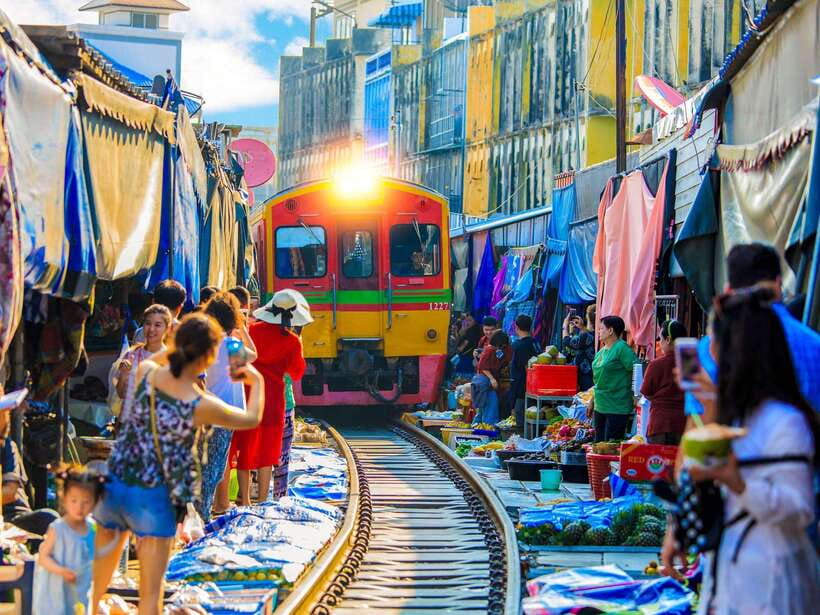 Bangkok: Maeklong Railway & Amphawa Floating Market Day Trip - Why the Maeklong train market is worth the early effort