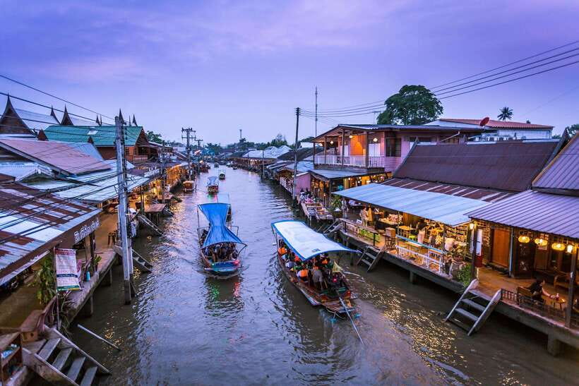 Bangkok: Maeklong Railway & Amphawa Floating Market Day Trip - Small tips that improve the experience