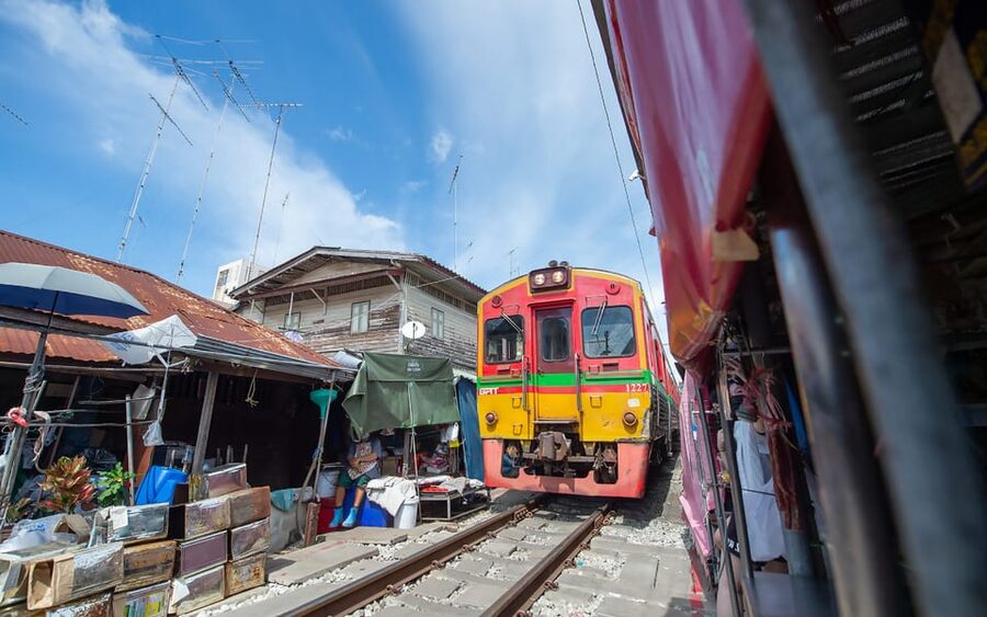 Bangkok: Maeklong Railway Market and Amphawa Floating Market - Why the railway market is worth the trip