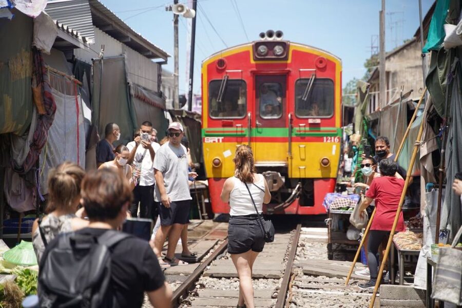 Bangkok: Maeklong Railway Market & Floating Market Tour - Damnoen Saduak by paddle boat