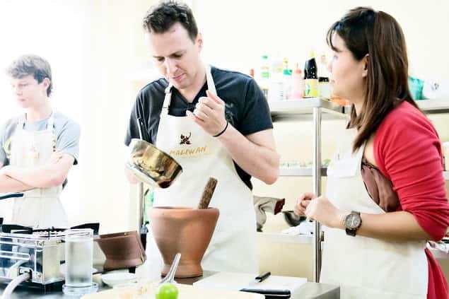Bangkok: Maliwan Thai Cooking Class with Market Tour - How much help do you receive?