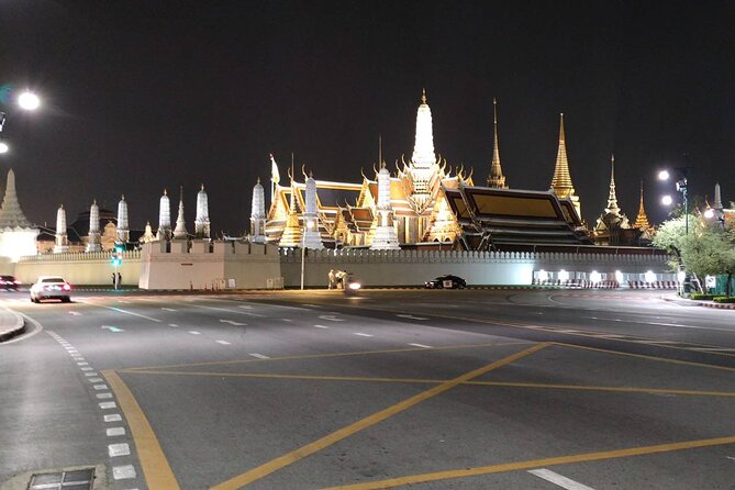 Bangkok: Michelin Guide Street Food Tour by Tuk Tuk - What the tuk tuk adds to the evening