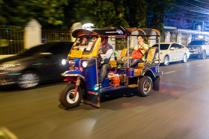 Bangkok Midnight Food Tuk Tuk Tour - First stop: stir-fried noodles with chicken