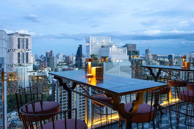Bangkok: Mojjo Rooftop Lounge & Bar Food & Beverage Package - Signature drinks and the evening mood