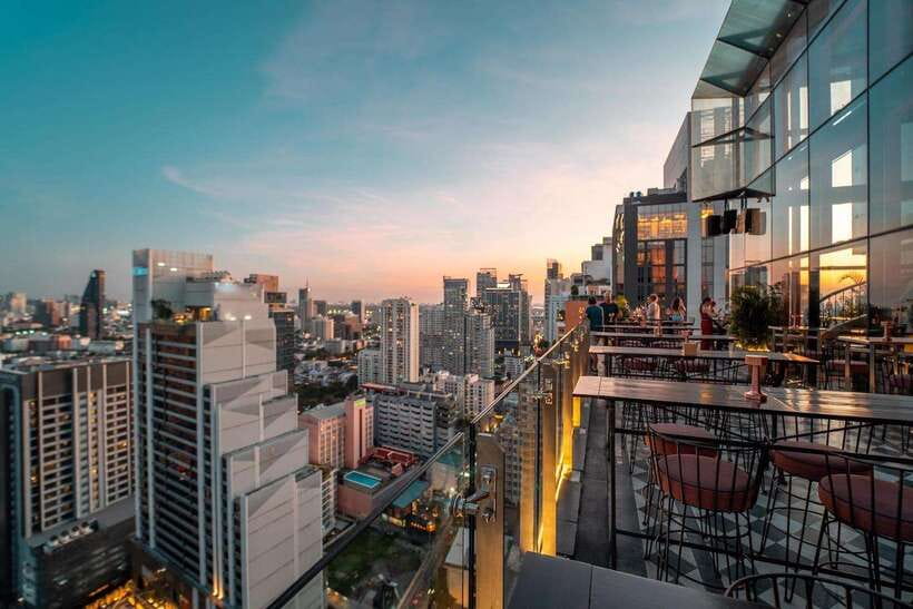 Bangkok: Mojjo Rooftop Lounge & Bar Food & Beverage Package - Live music and service