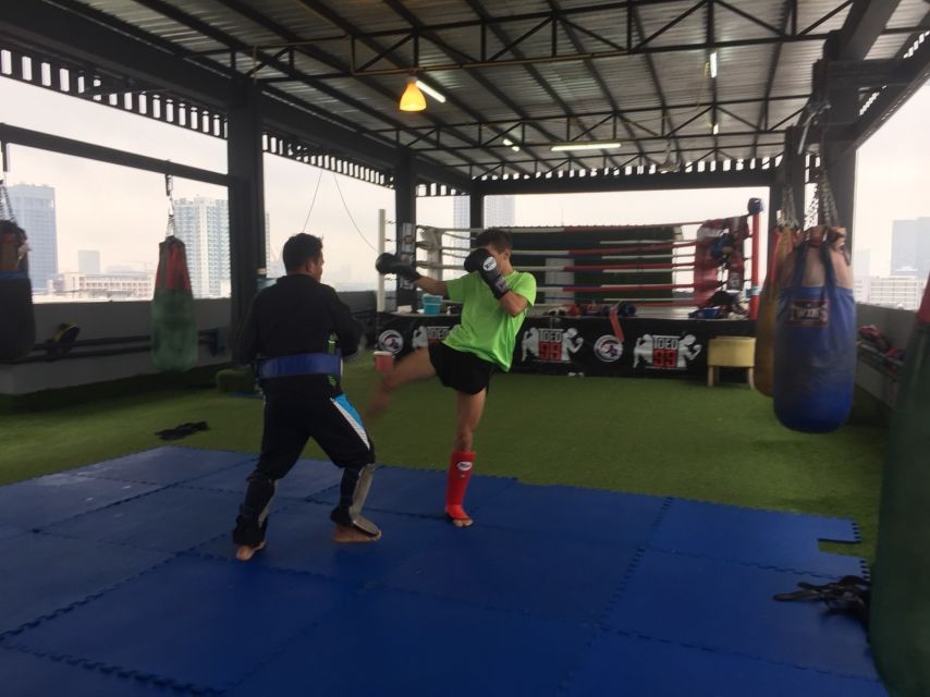 Bangkok: Muay Thai Boxing Class for Beginners - The rooftop setting and Bangkok heat