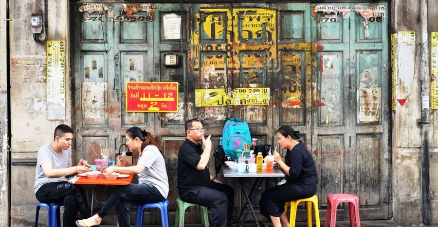 Bangkok: Must things to see in China town, Small group - Walking through Chinatown’s narrow lanes