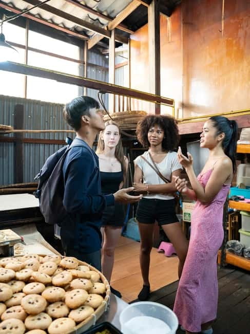 Bangkok: Must-Try Hidden Bike & Food Experience - Wat Kalayanamitr and the temple pause