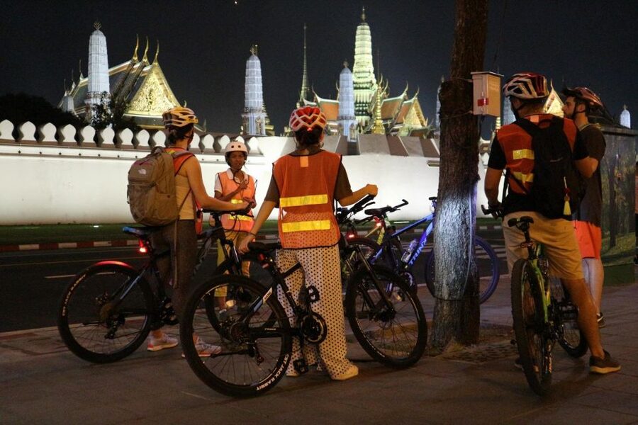 Bangkok: Night Bike Ride and Dinner at a Local Restaurant - Starting in Thonburi, Bangkok’s quieter side