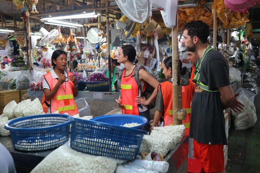 Bangkok: Night Bike Ride and Dinner at a Local Restaurant - The ride back across the river