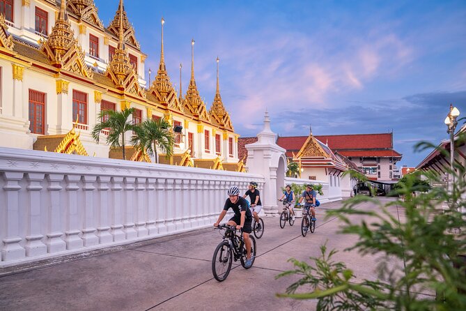 Bangkok: Night Bike Tour with Temples & Flower Market Visit - Why cycling Bangkok after sunset works
