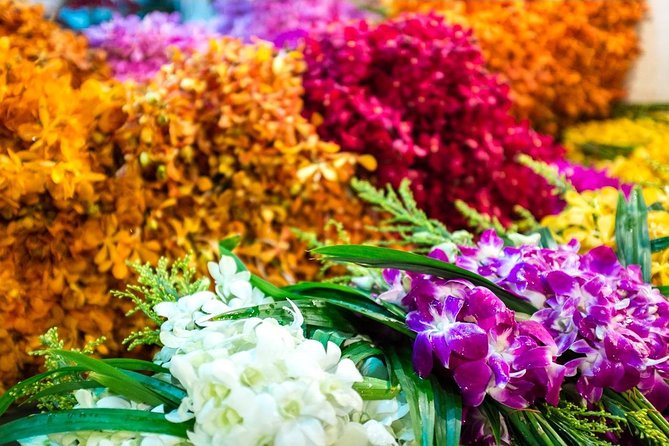 Bangkok: Night Bike Tour with Temples & Flower Market Visit - Wat Pho, the Grand Palace, and Sanam Luang