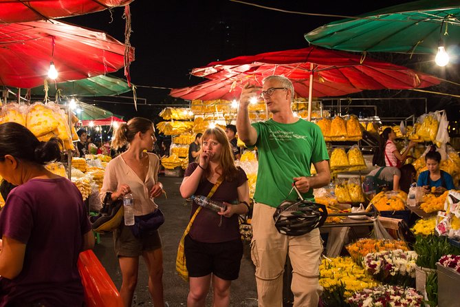 Bangkok: Night Bike Tour with Temples & Flower Market Visit - Ending beneath the Giant Swing