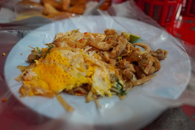 Bangkok Night Michelin Foodie Tour in Chinatown with 15+ tastings - Pad Thai at the heart of Yaowarat