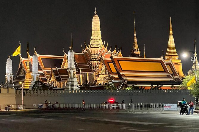 Bangkok Night Tour: Food, Temple & Tuk Tuk - Meeting at Wongwian Yai and finding the start