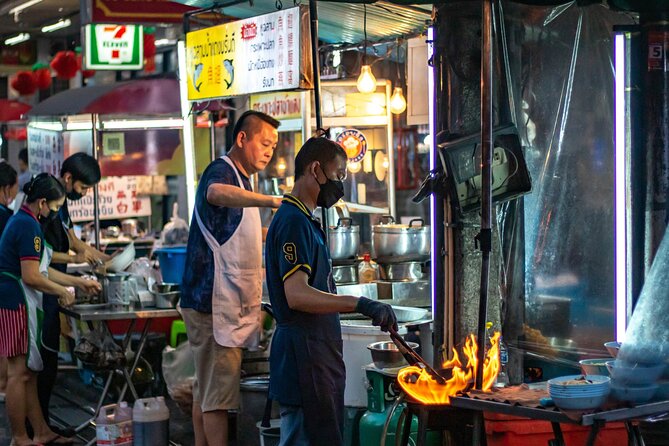 Bangkok Night Tour: Wat Arun, Wat Pho, Chinatown & Tuk Tuk Ride - Guides, group size, and the pace of the evening