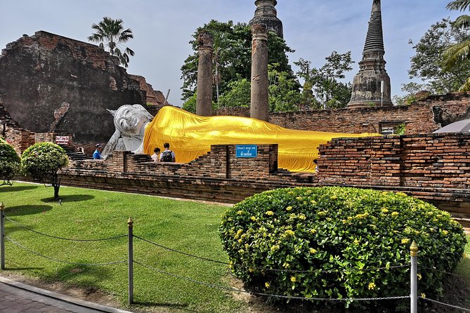 Bangkok: Private Ayutthaya and Bang Pa-In Summer Palace Tour - Wat Mahathat and the Buddha held by tree roots