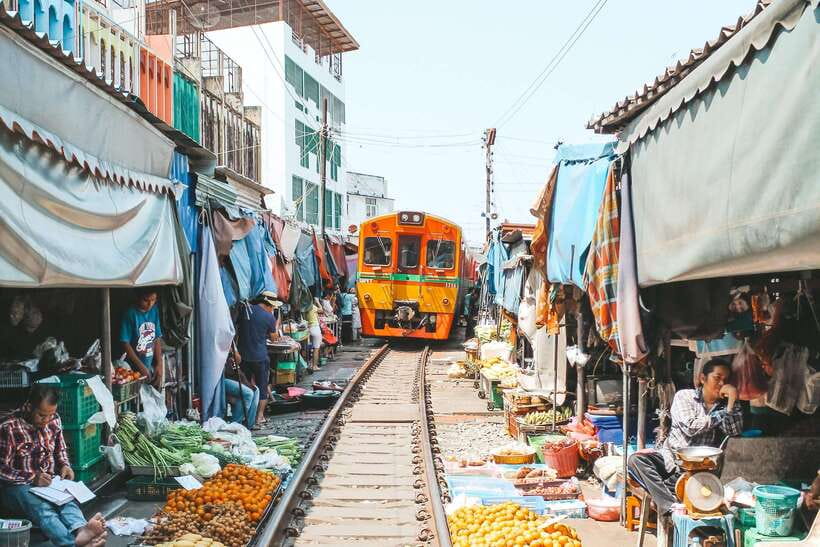 Bangkok: Railway and Floating Market Tour with Dragon Temple - Damnoen Saduak by traditional boat