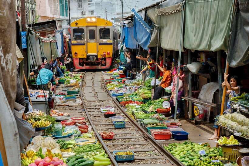 Bangkok: Railway and Floating Market Tour with Dragon Temple - The 90-minute ride out to Maeklong