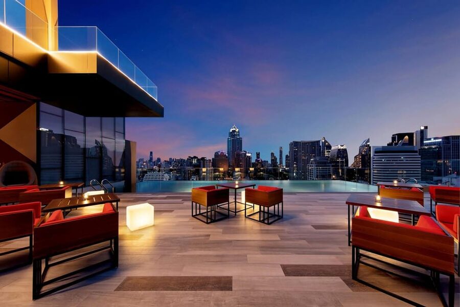Bangkok: RedSquare Rooftop Bar at Novotel Sukhumvit 4 - DJ music and the mood after sunset