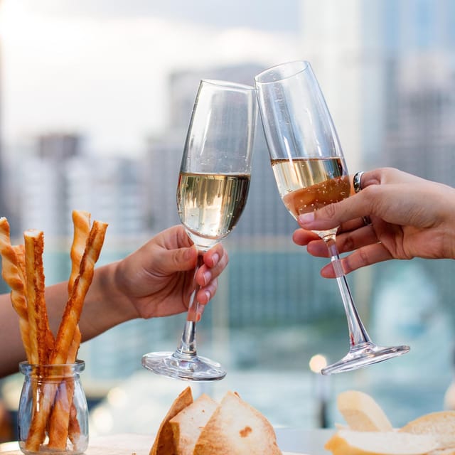 Bangkok: RedSquare Rooftop Bar at Novotel Sukhumvit 4 - Service, timing, and what to wear