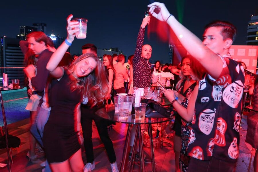 Bangkok: RedSquare Rooftop Bar at Novotel Sukhumvit 4 - Practical booking advice