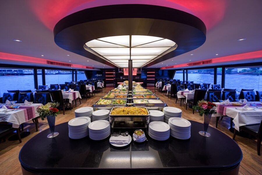 Bangkok: River Dinner Cruise on the Chao Phraya Princess - Live music that changes the mood