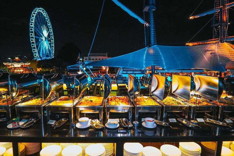 Bangkok: Royal Princess River Dinner Cruise with Live Music - Music, dancing, and the top deck