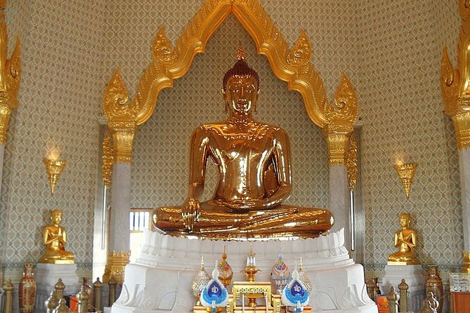 Bangkok’s Three Iconic Temples: Wat Traimit, Wat Pho & Wat Arun - The guides are a major part of the value