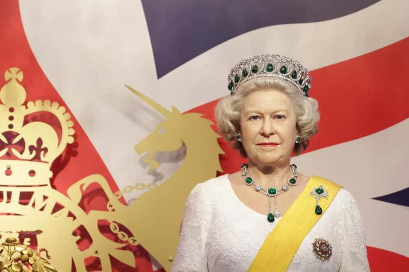 Bangkok: SEA LIFE Bangkok & Madame Tussauds Entry Ticket - Bruce Lee, royal portraits, and celebrity photo stops