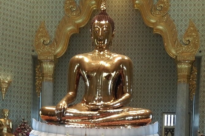 Bangkok Selfie Expert Tour: Little India, Wat Traimit & Wat Pho - A flower selfie at Pak Khlong Talat