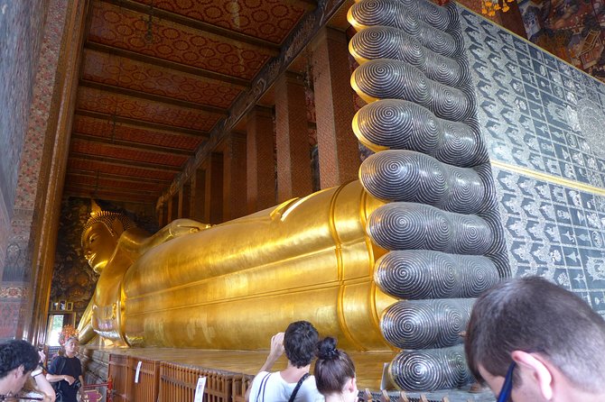 Bangkok Selfie Expert Tour: Little India, Wat Traimit & Wat Pho - Phahurat Market and the samosa stop