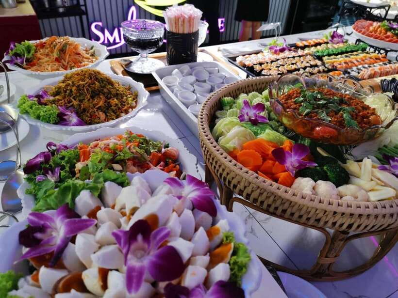 Bangkok: Smile Riverside Dinner Cruise - Wat Arun and the Grand Palace after dark