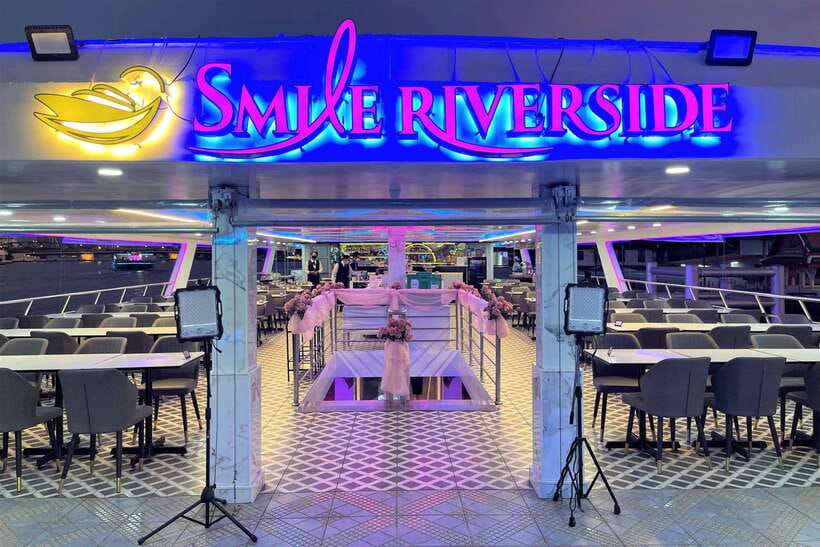 Bangkok: Smile Riverside Dinner Cruise - Finding the best place to sit