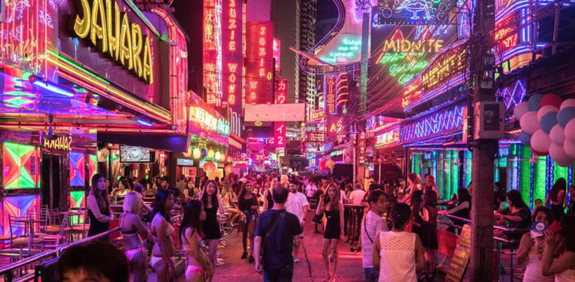 Bangkok: Soi Cowboy, Nana, Soi 11, Rooftops, Clubs & Go Go’s - Heaven17 brings shisha, games, and a slower beat