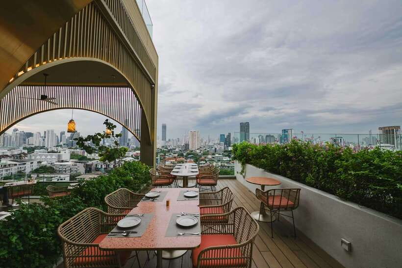 Bangkok: SOL and LUNA BKK Rooftop F&B Packages - Service and the occasional live music